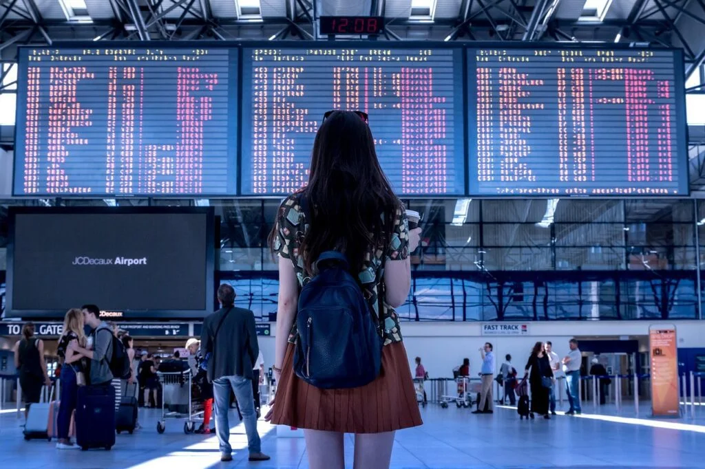 Imagem de uma garota no aeroporto Imagem de uma garota no aeroporto