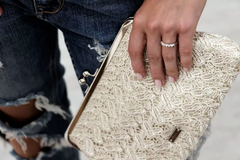 Que tipo de bolsa usar em casamento de dia